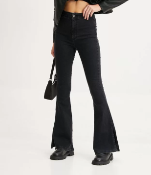 Calça Flare Em Jeans Com Bolsos Traseiros E Fenda Lateral Preto