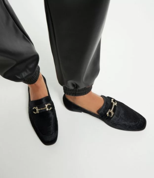 Mocassim Em Couro Com Pelos E Bridão Preto