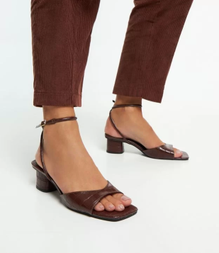 Sandália Com Bico Quadrado E Textura Croco Marrom Pinhão