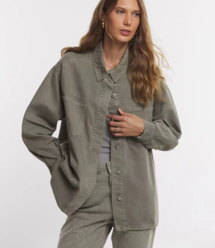 Camisa Oversized Em Sarja Com Bolsos E Detalhe Texturizado Nas Costas Verde