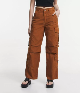 Calça Em Sarja Com Bolsos Cargo Marrom