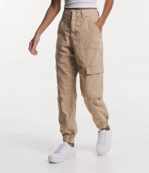 Calça Jogger Em Sarja Com Bolsos Cargo Bege