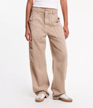 Calça Anos 90 Em Sarja Com Bolso Grande Carpinteiro E Detalhe Em Botões Bege