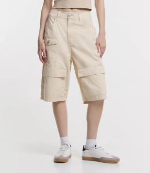 Bermuda Alongada Cargo Em Sarja Bege