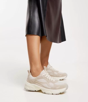 Tênis Jogging Com Recortes E Puxador Bege