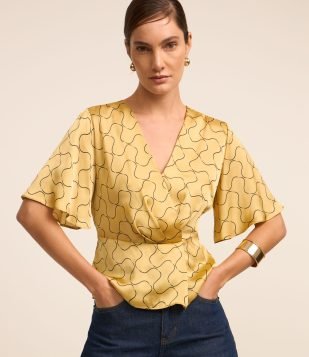 Blusa Acetinada com Decote V Transpassado e Estampa Geométrico Amarelo