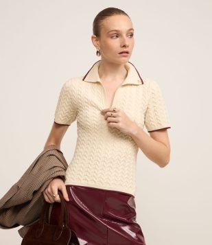 Blusa em Tricô com Broche de Abelha na Gola Polo Bege