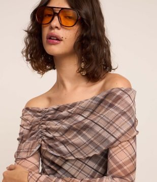 Blusa em Tule Xadrez com Pala Franzida e Decote Ombro a Ombro Marrom
