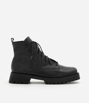 Bota Coturno em Couro com Bico Quadrado e Cadarço Preto