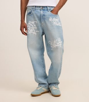 Calça Baggy em Jeans com Puídos e Estampa Lettering Grafite Azul