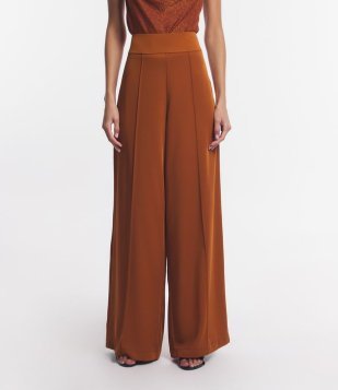 Calça Pantalona Em Crepe Com Friso Frontal Marrom Caramelo