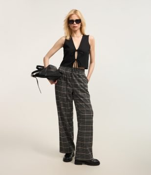 Calça Pantalona em Polivelour Flanelado e Estampada Xadrez Cinza