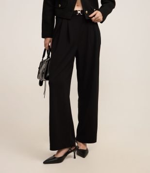 Calça Wide Leg Cintura Alta em Crepe com Cinto e Pregas Preto