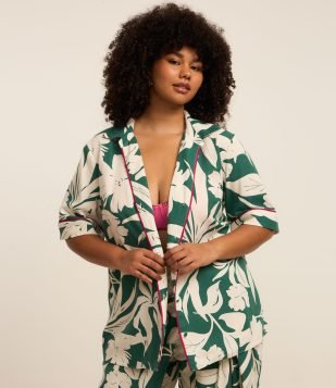 Camisa em Viscolinho com Estampa de Folhagem e Viés Contrastante Curve & Plus Size Verde