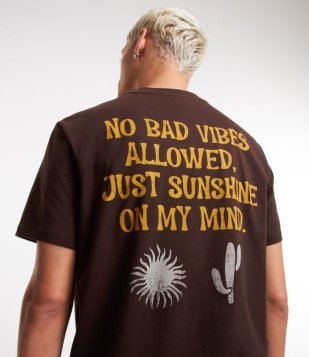 Camiseta Comfort Em Algodão Com Estampa No Bad Vibes Marrom