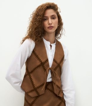 Colete Estruturado em Suede com Bordado Marrom