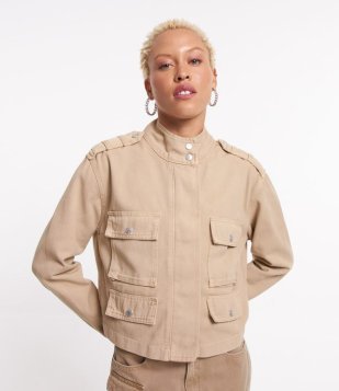 Jaqueta Em Sarja Com Bolsos Cargo E Gola Alta Bege