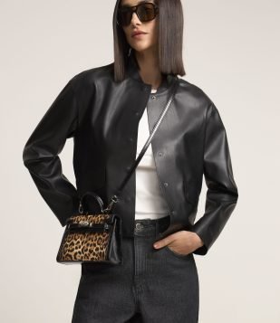 Jaqueta em PU com Bolsos Lapela e Abotoamento Preto