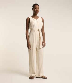 Macacão em Viscose sem Mangas com Zíper Frontal e Faixa para Amarração Off White