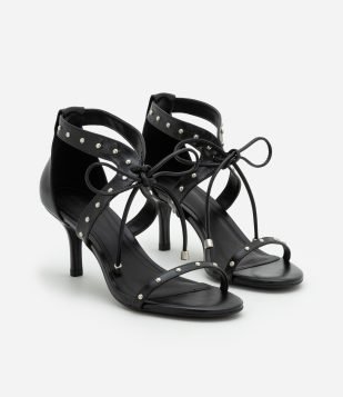 Sandália com Fechamento e Detalhes Lace Up com Tachinhas Preto