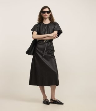Vestido Midi em Material Sintético com Manga curta Preto