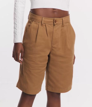 Bermuda Alfaiatada Em Sarja Com Pregas Marrom Caramelo