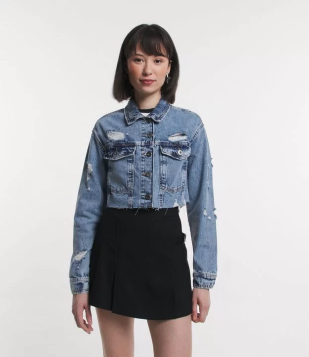 Jaqueta Cropped Em Jeans Com Puídos E Barra A Fio Azul