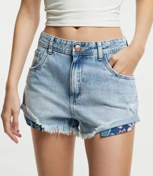 Short Boyfriend Em Jeans Com Bordado No Bolso E Puídos Azul Claro