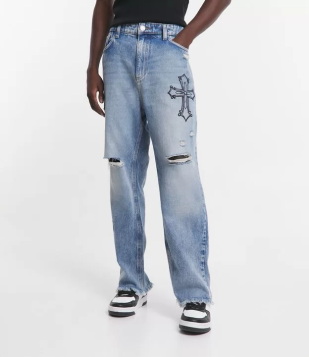 Calça Baggy Em Jeans Com Puídos E Estampa De Cruz E Lettering Azul