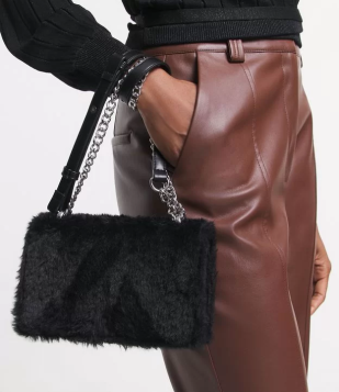 Bolsa Transversal Coberta Por Pelos E Com Alça De Corrente Preto