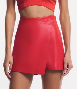 Short Saia Curto Em Pu Com Transpasse Assimétrico E Ponta Vermelho