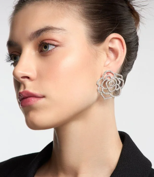 Brinco Botão Em Strass Com Formato De Rosa Prata