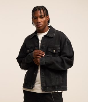 Jaqueta Trucker Boxy em Jeans com Recortes Preto