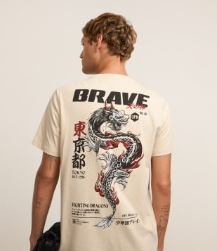 Camiseta Regular em Algodão com Estampa de Dragão Oriental Bege