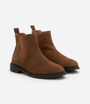 Bota Chelsea em Couro Camurça com Cano Curto Marrom