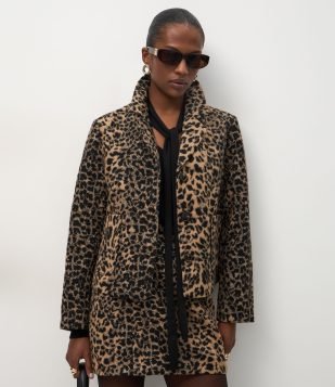 Blazer Leve Animal Print com Abotoamento Frontal Animal Print