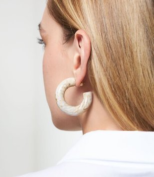 Brinco Argola Média Em Resina Marmorizada Bege