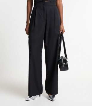 Calça Reta em Alfaiataria Risca de Giz e Bolsos Cargo na Lateral PRETO