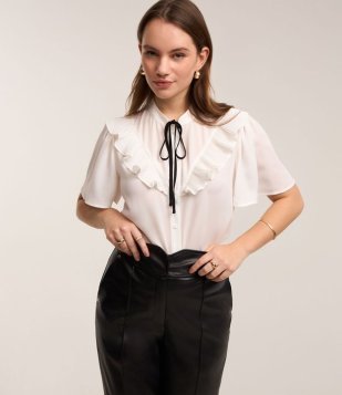 Camisa em Chiffon com Babado Plissado e Gola Padre Branco Neve