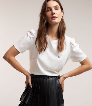 Camiseta Em Algodão Com Manga Bufante E Aplicação De Flores E Pérolas Branco