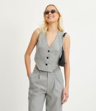 Colete Em Alfaiataria Com Bolsos Frontais E Martingale Nas Costas Cinza