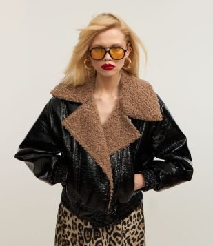 Jaqueta Biker em PU com Efeito Envernizado e Pelinhos Preto