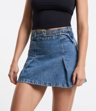 Saia Evasê Jeans Dirty Washed com Pregas e Cintinho Duplo Azul