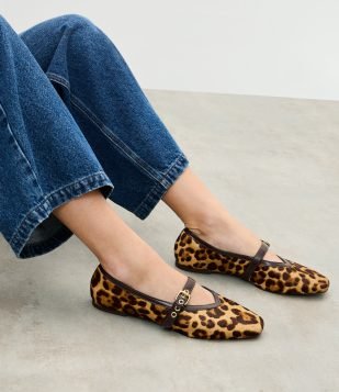 Sapatilha Mary Jane em Couro com Estampa Animal Print Marrom