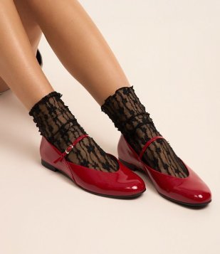 Sapatilha em Verniz com Bico Redondo e Tirinha com Fivela Vermelho