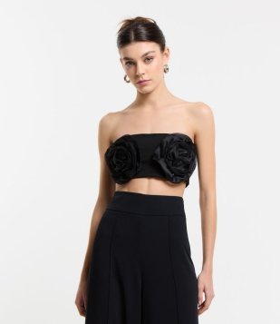 Top Faixa Em Ponto Roma Com Rosas De Chiffon Aplicadas No Busto Preto