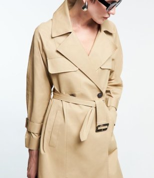 Trench Coat Em Gabardine Com Cinto Fivela E Bolsos Lapela Bege