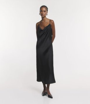 Vestido Slip Dress Em Tecido Acetinado Com Decote Degagê Preto