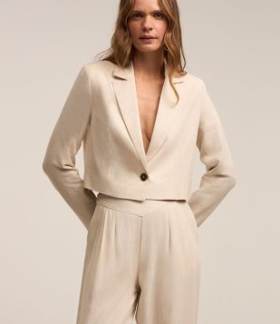 Blazer Cropped em Viscolinho com Fechamento em Botão Único Off White