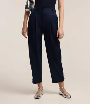 Calça Cenoura em Alfaiataria com Detalhe de Botão na Barra Azul Escuro